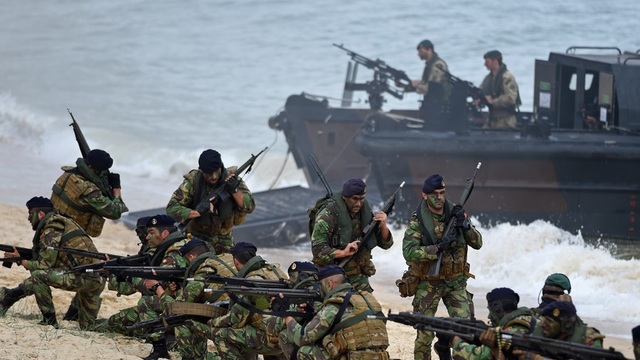 NATO triển khai 45.000 binh sĩ sát biên giới Nga - 1
Binh sĩ NATO tham gia một cuộc tập trận năm 2015. (Ảnh: AFP)