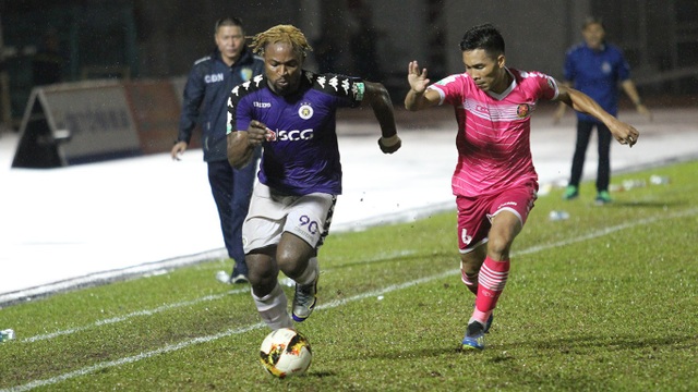 Oseni trở thành vua phá lưới, Tiến Linh là nội binh ghi bàn nhiều nhất V-League 2018 - 1 Oseni giành giải vua phá lưới với 17 bàn sau 26 vòng đấu
