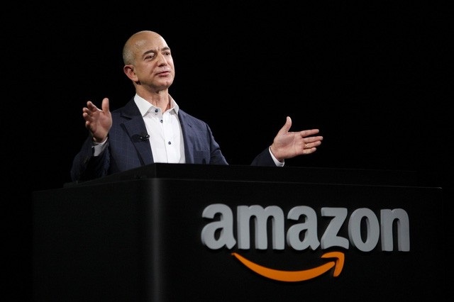 Thu nhập cả năm nhân viên tại Amazon bằng… 11,5 giây làm việc của Jeff Bezos - 2 Jeff Bezos đang là người giàu nhất thế giới trong lịch sử đương đại