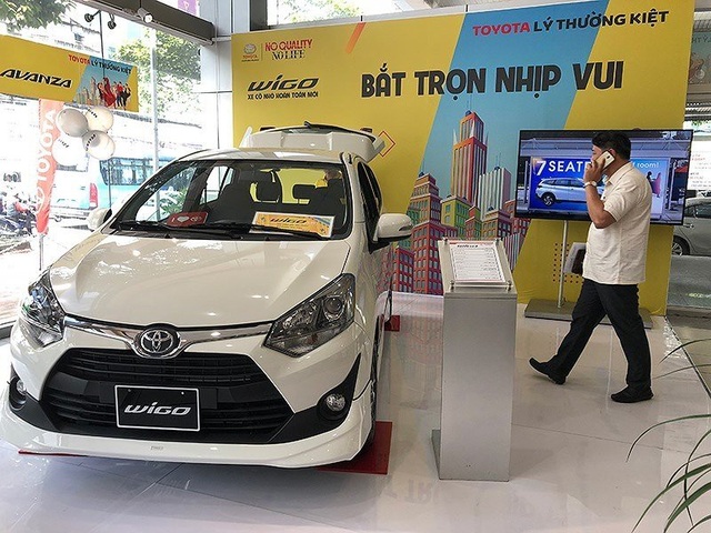 Đại lý ô tô tung chiêu "bia kèm lạc" - 2
Nhiều đại lý lấy lý do không có xe nên yêu cầu người mua phải mua thêm gói phụ kiện nếu muốn kịp có xe đi vào dịp Tết.