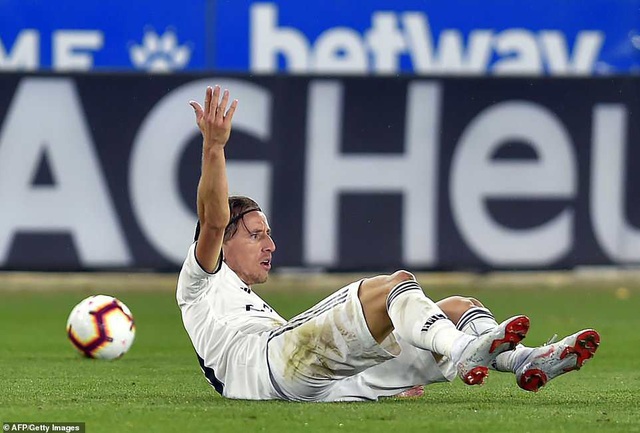 Gục ngã trước Alaves, Real Madrid rơi vào khủng hoảng - 2
Luka Modric tiếp tục có một trận đấu gây thất vọng