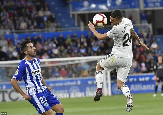 Gục ngã trước Alaves, Real Madrid rơi vào khủng hoảng - 3
Ceballos chơi nhạt nhòa khi được trao cơ hội trên hàng công