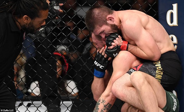 “Gã điên” McGregor bị hạ gục trong ngày tái xuất UFC, tạo ra màn hỗn chiến - 2
Nhưng Khabib Nurmagomedov cho thấy anh mới là ông hoàng ở làng UFC khi áp đảo hoàn toàn đối thủ