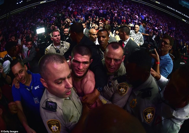 “Gã điên” McGregor bị hạ gục trong ngày tái xuất UFC, tạo ra màn hỗn chiến - 5
Màn hỗn chiến sau trận khi hai bên lao vào tẩn nhau