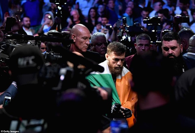 “Gã điên” McGregor bị hạ gục trong ngày tái xuất UFC, tạo ra màn hỗn chiến - 6
Gã điên McGregor lầm lũi rời khỏi võ đài sau thất bại