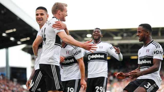 Những khoảnh khắc trong trận đấu Arsenal vùi dập Fulham - 14
Niềm vui của các cầu thủ Fulham với bàn thắng vào lưới Arsenal