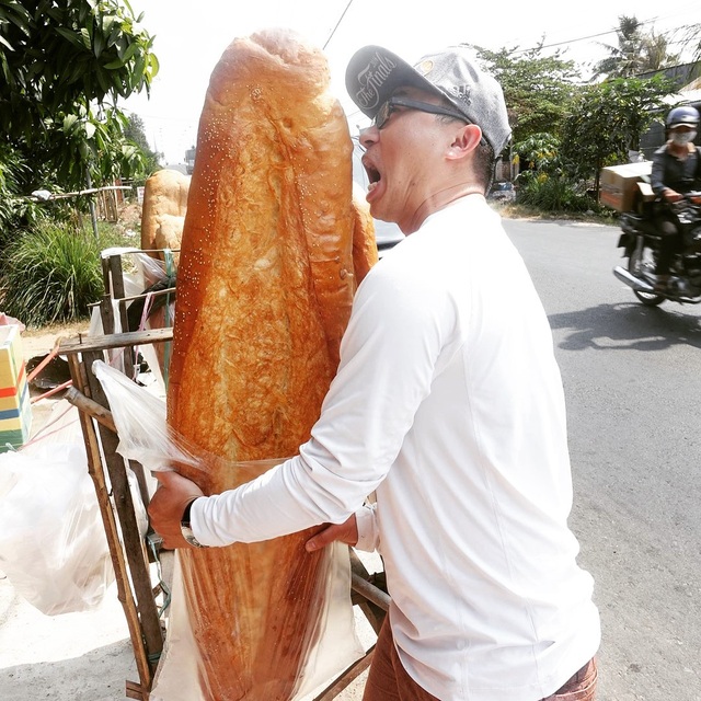Bánh mỳ khổng lồ dài 1m ở An Giang lọt top món ăn kỳ lạ nhất thế giới - 3 Mới đây, món bánh độc đáo này được trang tin Brightside bình chọn là một trong những món ăn kỳ lạ nhất thế giới. Ảnh: Daikabao