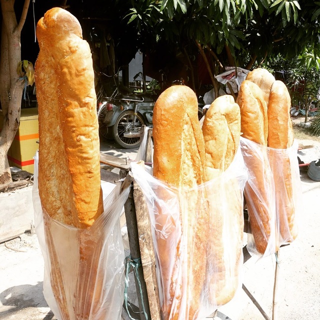 Bánh mỳ khổng lồ dài 1m ở An Giang lọt top món ăn kỳ lạ nhất thế giới - 2 Khác với loại bánh mỳ thường, bánh mỳ khổng lồ dài từ 1-1.3m và nặng khoảng 3kg. Ảnh: Daikabao