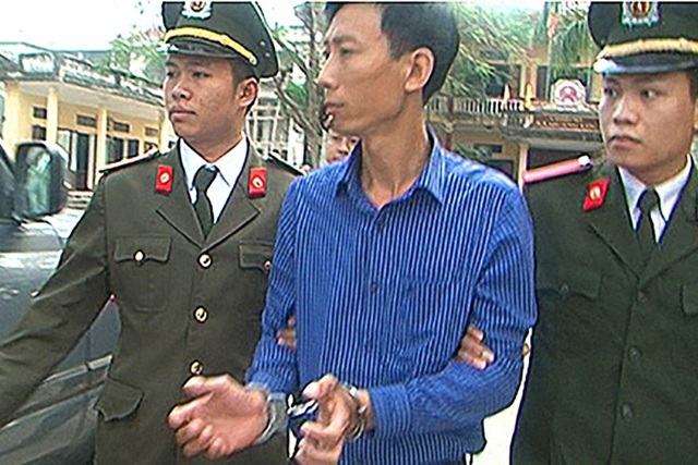 Những cú lừa tiền tỉ đánh vào nỗi sợ hãi của dân lành - 1
Đối tượng chạy xe ôm giả danh Thanh tra Chính phủ lừa đảo, chiếm đoạt tiền tỉ bị khởi tố, tạm giam tại Thanh Hóa (ảnh: Đ.Hợp/Vnexpress.net).
