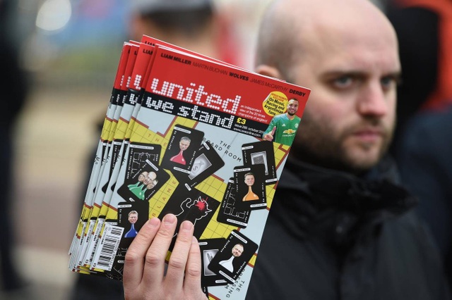 Nhìn lại trận thắng thót tim của Man Utd trước Newcastle - 2
Những quyể tạp chí được bán bên ngoài sân vận động trước trận đấu với Newcastle