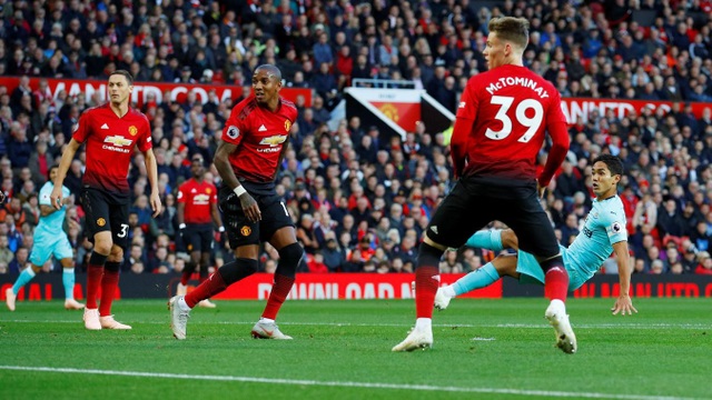 Nhìn lại trận thắng thót tim của Man Utd trước Newcastle - 7
Muto dứt điểm hạ gục De Gea ở phút 10
