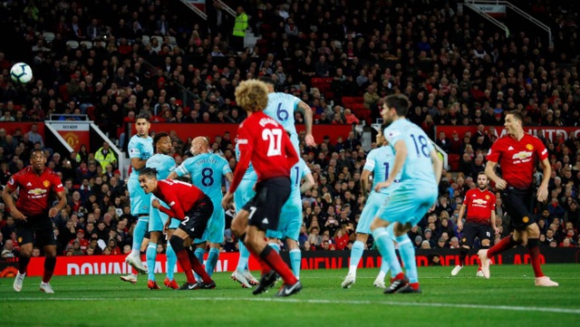 Nhìn lại trận thắng thót tim của Man Utd trước Newcastle - 13
Phút 70, Mata thực hiện cú sút phạt ở trước vòng cấm địa
