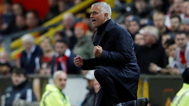 Nhìn lại trận thắng thót tim của Man Utd trước Newcastle - 17
Mourinho ăn mừng với bàn thắng của Martial. Dù có thông tin đang mâu thuẫn với tiền đạo người Pháp, song rõ ràng Martial cần cảm ơn Mourinho khi vẫn trao cho anh rất nhiều cơ hội ra sân ở mùa giải năm nay.