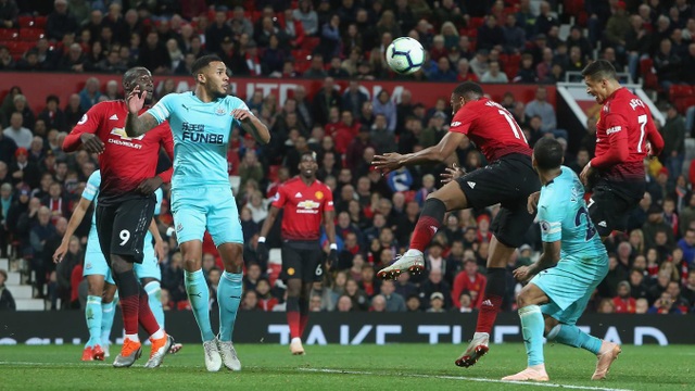 Nhìn lại trận thắng thót tim của Man Utd trước Newcastle - 18
Sanchez đánh đầu tung lưới Newcastle ở phút 90 sau quả tạt của Young