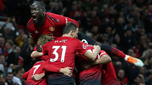 Nhìn lại trận thắng thót tim của Man Utd trước Newcastle - 20
Lukaku ăn mừng cùng các đồng đội, không ghi bàn song tiền đạo người Bỉ cũng đã thi đấu đầy nỗ lực với vị trí thường xuyên dạt ra biên phải