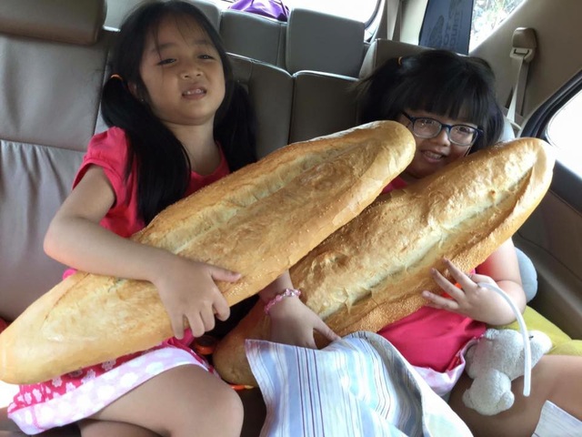 Bánh mỳ khổng lồ dài 1m ở An Giang lọt top món ăn kỳ lạ nhất thế giới - 4 Nhiều khách du lịch khi đến An Giang đều tỏ ra thích thú trước loại bánh độc đáo này. Ảnh: Pham Huy Dương