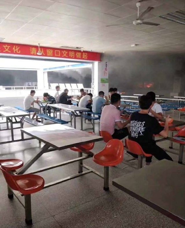 Căng tin trường bốc cháy khói mù mịt, sinh viên vẫn... ngồi ăn ngon lành - 2 Căng tin trường bốc cháy khói mù mịt, sinh viên vẫn... ngồi ăn ngon lành - 2