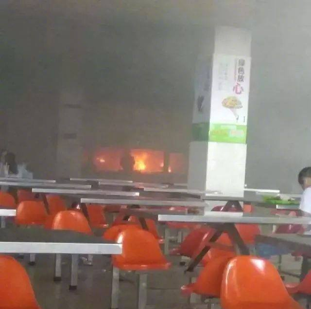 Căng tin trường bốc cháy khói mù mịt, sinh viên vẫn... ngồi ăn ngon lành - 3 Căng tin trường bốc cháy khói mù mịt, sinh viên vẫn... ngồi ăn ngon lành - 3