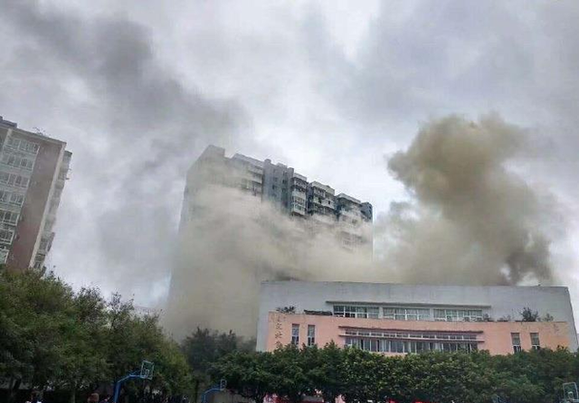 Căng tin trường bốc cháy khói mù mịt, sinh viên vẫn... ngồi ăn ngon lành - 1 Căng tin trường bốc cháy khói mù mịt, sinh viên vẫn... ngồi ăn ngon lành - 1