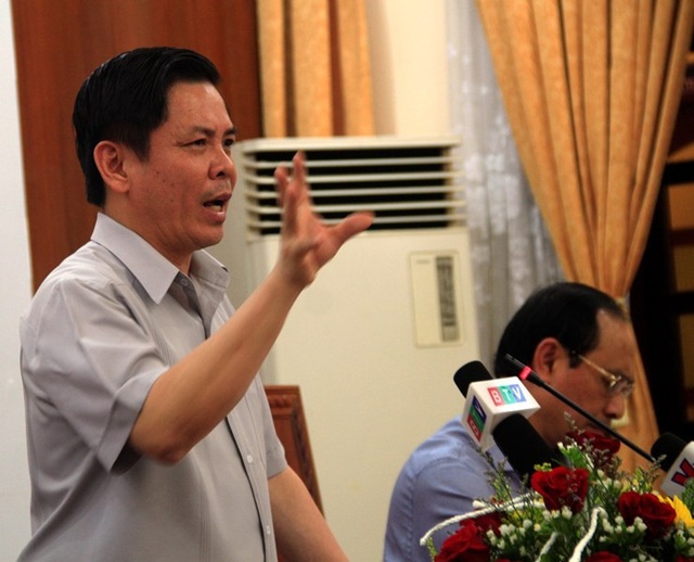 Bộ trưởng Bộ GTVT: “Không thu phí nếu đường hư hỏng” - 3
Bộ trưởng Nguyễn Văn Thể: Nếu QL1 hỏng, chậm sửa chữa thì phải dừng ngay việc thu phí đảm bảo quyền lợi người dân khi sử dụng dịch vụ.