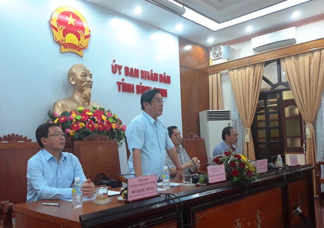 Bộ trưởng Bộ GTVT: “Không thu phí nếu đường hư hỏng” - 1
Lãnh đạo tỉnh Bình Định kiến nghị nhiều bất cập, bức xúc trong lĩnh vực giao thông tồn tại tại địa phương trong buổi làm việc với Bộ trưởng Bộ GTVT Nguyễn Văn Thể.