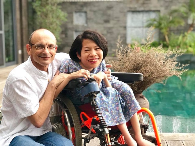 Chàng kỹ sư Úc quyết lấy cô gái khuyết tật Việt vì lý do khiến ai cũng bất ngờ - 2 Từ nhỏ, Nguyễn Thị Vân đã mắc bệnh teo cơ tủy sống, không đi lại được, mọi sinh hoạt phải nhờ đến sự giúp đỡ của người khác.