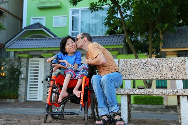 Chàng kỹ sư Úc quyết lấy cô gái khuyết tật Việt vì lý do khiến ai cũng bất ngờ - 1 Chuyện tình của Neil và Vân được xem là câu chuyện tình yêu đặc biệt.