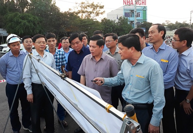 Bộ trưởng Bộ GTVT: “Không thu phí nếu đường hư hỏng” - 4 Bộ trưởng GTVT Nguyễn Văn Thể thị sát hiện trường QL 1 qua tỉnh Bình Định hư hỏng, đôn đốc nhà đầu tư khẩn trương khắc phục.