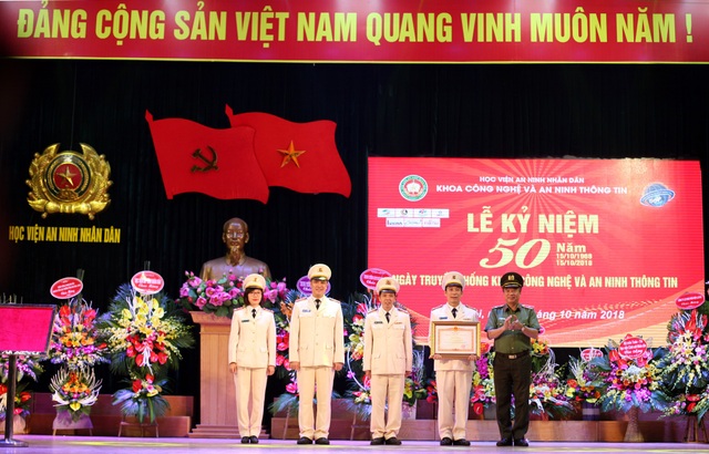 Khoa Công nghệ và An ninh thông tin nhận Bằng khen của Thủ tướng Chính phủ - 1 Thừa ủy quyền của Thủ tướng Chính phủ, Thiếu tướng Lê Minh Hùng trao Bằng khen của Thủ tướng Chỉnh phủ tặng tập thể Khoa Công nghệ và An ninh Thông tin.