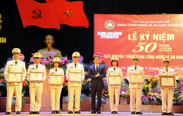 Khoa Công nghệ và An ninh thông tin nhận Bằng khen của Thủ tướng Chính phủ - 3 Đại diện lãnh đạo Bộ GD&ĐT tặng bằng khen cho tập thể và các cá nhân có thành tích xuất sắc.