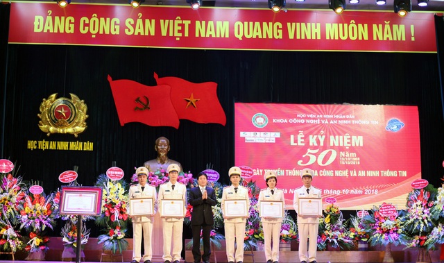 Khoa Công nghệ và An ninh thông tin nhận Bằng khen của Thủ tướng Chính phủ - 4 Đại diện lãnh đạo Bộ Thông tin và Truyền thông tặng bằng khen cho tập thể và các cá nhân có thành tích xuất sắc.