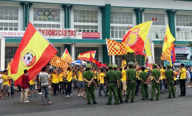 Cổ động viên Nam Định ăn mừng vé dự trận play-off ở sân Cần Thơ - 1 CĐV Nam Định sôi đội trước...