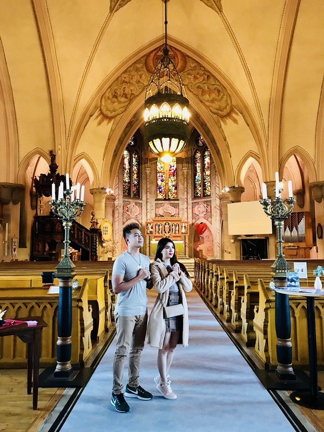 Cặp ngôn tình của showbiz Việt hưởng “trăng mật” ngây ngất như phim ở Đà Lạt - 14 Từng đến nhiều quốc gia, tuy nhiên chuyến đi hưởng tuần trăng mật lần đầu tiên là chuyến đi Kha Ly nhớ nhất, cô kể: “Vì là tuần trăng mật nên chuyến đi không vướng bận việc đi diễn mà hoàn toàn chỉ là du lịch và nghỉ dưỡng. Hai vợ chồng Ly đi qua 8 nước Châu Âu, mỗi một nơi đều có ý nghĩa đặc biệt với chúng tôi. Và đến quốc gia nào vợ chồng Ly cũng đều tìm đến nhà thờ nổi tiếng nhất để cầu nguyện”.