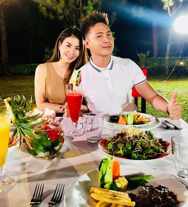 Cặp ngôn tình của showbiz Việt hưởng “trăng mật” ngây ngất như phim ở Đà Lạt - 9 Trước những lời chia sẻ từ bà xã, Thanh Duy cười hạnh phúc và hứa sẽ thay đổi. Sau khi chia sẻ cùng Thanh Duy, Kha Ly bất ngờ tặng anh đôi giày thể thao để chơi bóng đá. Biết được sở thích của ông xã, Kha Ly tìm mua đôi giày tốt nhất để Thanh Duy mặc mỗi lần ra sân cỏ. Thậm chí, cô còn hứa hẹn sẽ thường xuyên xem chồng chơi thể thao dù cuộc sống bận rộn.