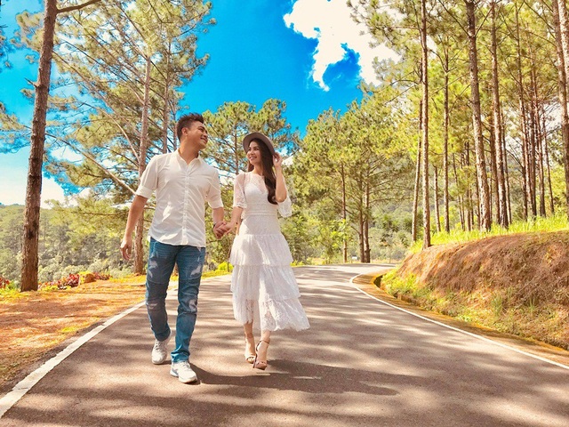 Cặp ngôn tình của showbiz Việt hưởng “trăng mật” ngây ngất như phim ở Đà Lạt - 3 Những giai thoại tình yêu mà người ta nhắc đến nhiều nhất ở Đà Lạt có lẽ là huyền thoại Lang Biang và đồi thông hai mộ. Đà Lạt giờ đây là điểm đến mơ ước của biết bao cặp đôi trong suốt hành trình đi và yêu.