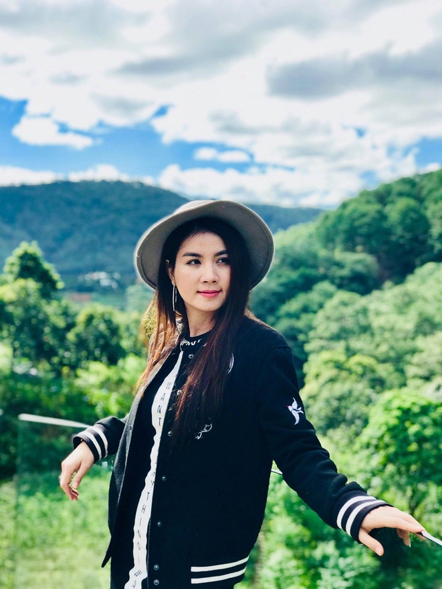 Cặp ngôn tình của showbiz Việt hưởng “trăng mật” ngây ngất như phim ở Đà Lạt - 8 “Khi lấy nhau, Ly và anh Duy thống nhất cùng lao động nghiêm túc để kinh tế vững vàng. Những quyết định lớn nhất, Ly tôn trọng ý kiến từ anh. Dù gì, thì đàn ông cũng nên làm trụ cột và phụ nữ là người kế bên để họ vững tin trong công việc. Dĩ nhiên, hai cá thể sẽ có mâu thuẫn, đặc biệt là khi anh Duy nóng tính. Một khi nóng lên, anh ấy ít làm chủ được cảm xúc và bộc lộ sự bộc trực. Lúc đó, Ly nhất định phải là người mềm mỏng- cô cho biết.