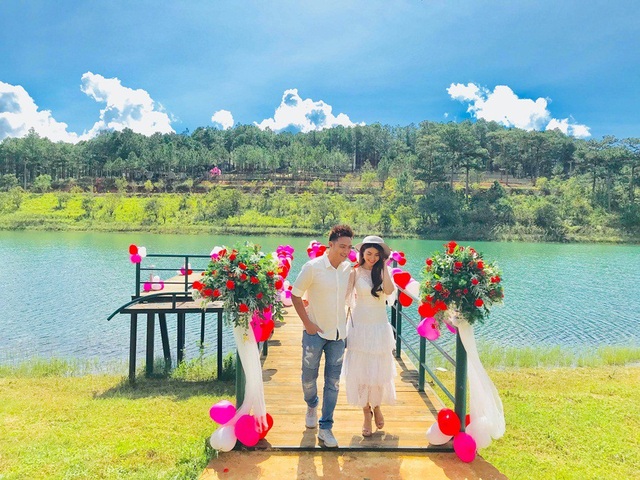 Cặp ngôn tình của showbiz Việt hưởng “trăng mật” ngây ngất như phim ở Đà Lạt - 5 Hẹn Thanh Duy trong buổi chiều đẹp trời tại Đà Lạt, Kha Ly cho chồng xem clip một mình cô ghi lại. Chia sẻ về tình yêu thương, lời cảm ơn dành cho Thanh Duy và điều mong muốn anh thay đổi.