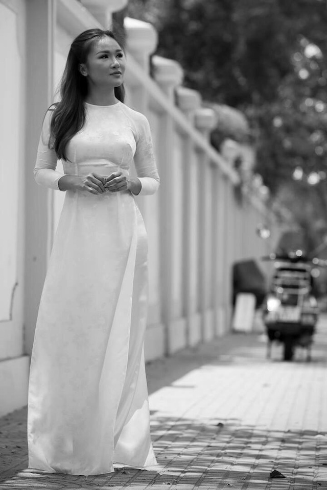 Lam Anh: “Tôi chưa bao giờ thân mật quá mức cho phép với nam ca sĩ nào” - 2 Lam Anh thường thích diện áo dài, sải bước trên những con phố đầy lá vàng của mùa Thu Hà Nội.