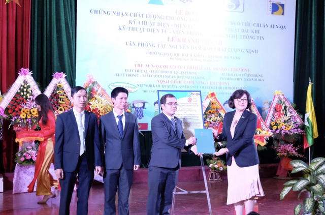 ĐH Bách khoa Đà Nẵng thêm 4 chương trình đào tạo đạt chuẩn quốc tế - 1 PGS.TS. Nantana Gajaseni - Giám đốc điều hành Mạng lưới các trường ĐH khu vực Đông Nam Á trao chứng nhận Tiêu chuẩn AUN - QA đến 4 chương trình đào tạo của ĐH Bách khoa Đà Nẵng