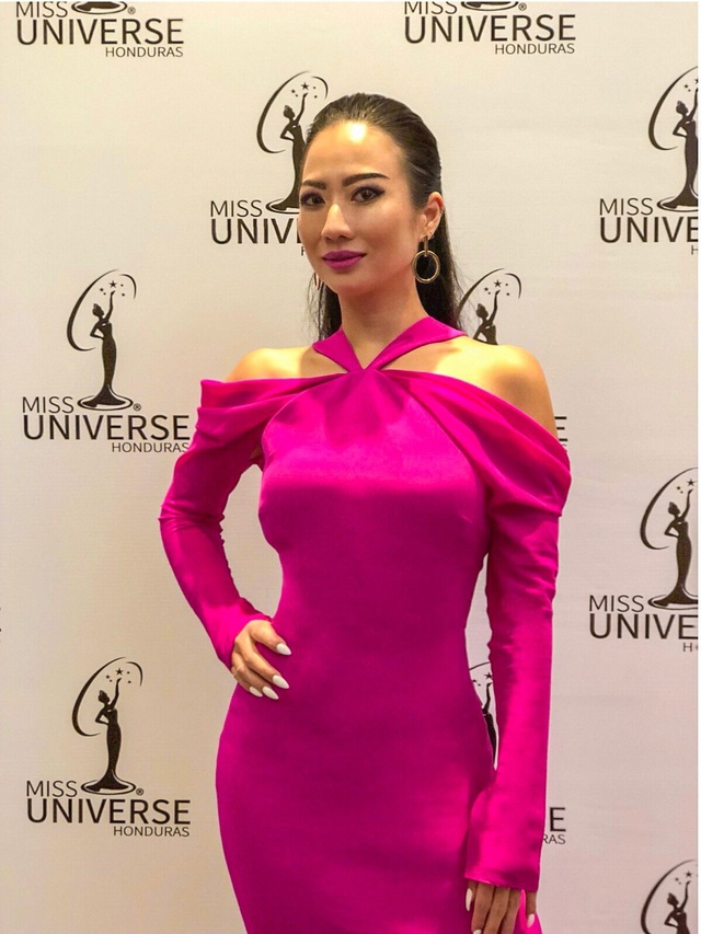 NTK Các Lâm ngồi ghế nóng cuộc thi Miss Universe Honduras 2018 - 1 NTK Các Lâm - giám khảo Việt Nam ngồi ghế nóng Miss Universe Honduras 2018