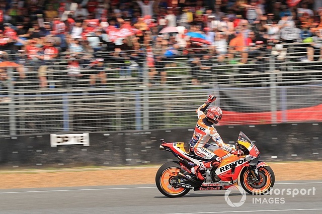 Đánh bại ở Dovizioso ở góc cua cuối cùng, Marquez là tay đua đầu tiên chiến thắng tại ThailandGP - 5 Đánh bại ở Dovizioso ở góc cua cuối cùng, Marquez là tay đua đầu tiên chiến thắng tại ThailandGP - 5