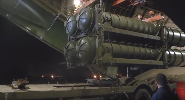 Video Nga chuyển “rồng lửa” S-300 cho Syria trong đêm - 1 Hệ thống phòng không S-300 được Nga chuyển cho Syria trong đêm (Ảnh: Sputnik)