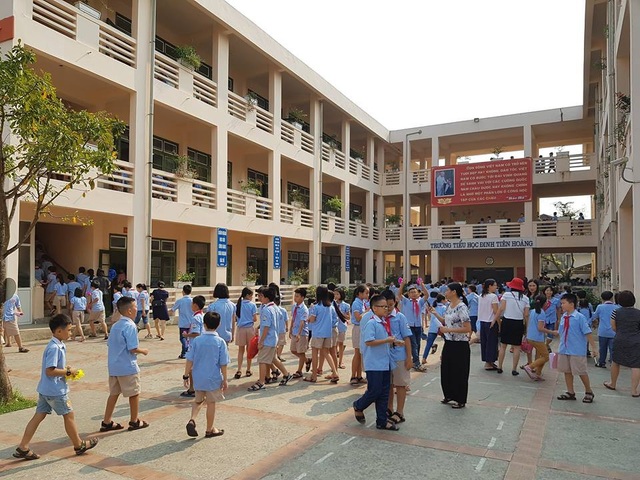 Hàng trăm học sinh đi học trở lại sau khi bị ngộ độc - 5 Học sinh trường Tiểu học Đinh Tiên Hoàng trong giờ ra chơi giữa buổi học sáng 8/10.