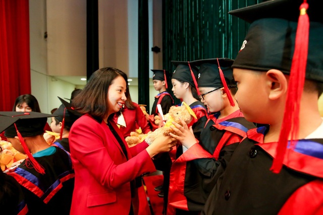 1.849 học viên bước vào cộng đồng tài năng VUS trong tháng 10/2018 - 2
Bà Lê Quang Thục Quỳnh - Tổng Giám đốc hệ thống VUS trao chứng chỉ và phần thưởng cho các học viên xuất sắc.