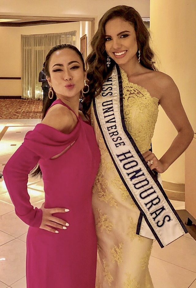 NTK Các Lâm ngồi ghế nóng cuộc thi Miss Universe Honduras 2018 - 4 Để giúp thí sinh trải qua phần thi đồ tắm tốt nhất, NTK Các Lâm cũng như thương hiệu Cacdemode đã theo theo sát và định hướng các người đẹp lựa chọn trang phục, phong cách biểu diễn trên sân khấu sao cho tự tin nhất, tỏa sáng nhất.
