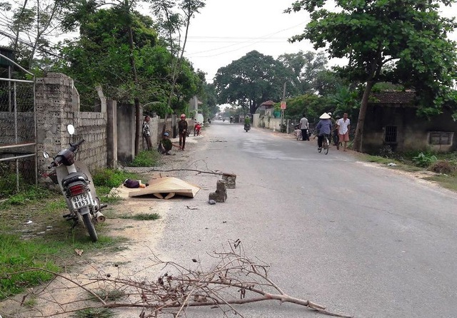 Người đàn ông tử vong bên đường, người nhà yêu cầu khám nghiệm tử thi - 1 Hiện trường nơi phát hiện thi thể nạn nhân.