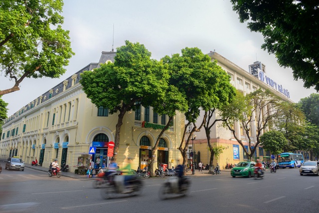 Bưu điện Hà Nội: Trận địa phòng thủ xuyên qua hai cuộc kháng chiến - 8
Tòa nhà đầu tiên của Sở bưu điện Hà Nội do kiến trúc sư Henri Vildieu thiết kế và xây dựng vào các năm 1893 – 1899 theo phong cách kiến trúc tân cổ điển. Mặt chính của tòa nhà trông ra phố Lê Thạch.