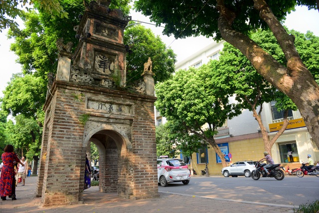 Bưu điện Hà Nội: Trận địa phòng thủ xuyên qua hai cuộc kháng chiến - 7
Nằm đối diện, dấu tích duy nhất còn lại của chùa Báo Ân là tháp Hòa Phong.