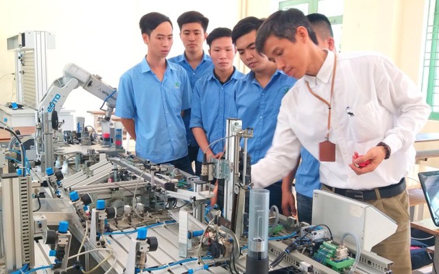 Thứ trưởng Bộ LĐ-TB&XH phản bác về việc bỏ chỉ tiêu lao động qua đào tạo - 1
Đào tạo nghề tại trường Cao đẳng nghề Đà Nẵng (Ảnh: H.M)