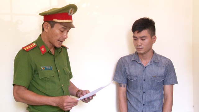 Thuê 2 ô tô, làm giả giấy tờ, bán hơn nửa tỷ đồng - 1 Công an TP Huế đọc lệnh bắt Lê Hoài Lộc